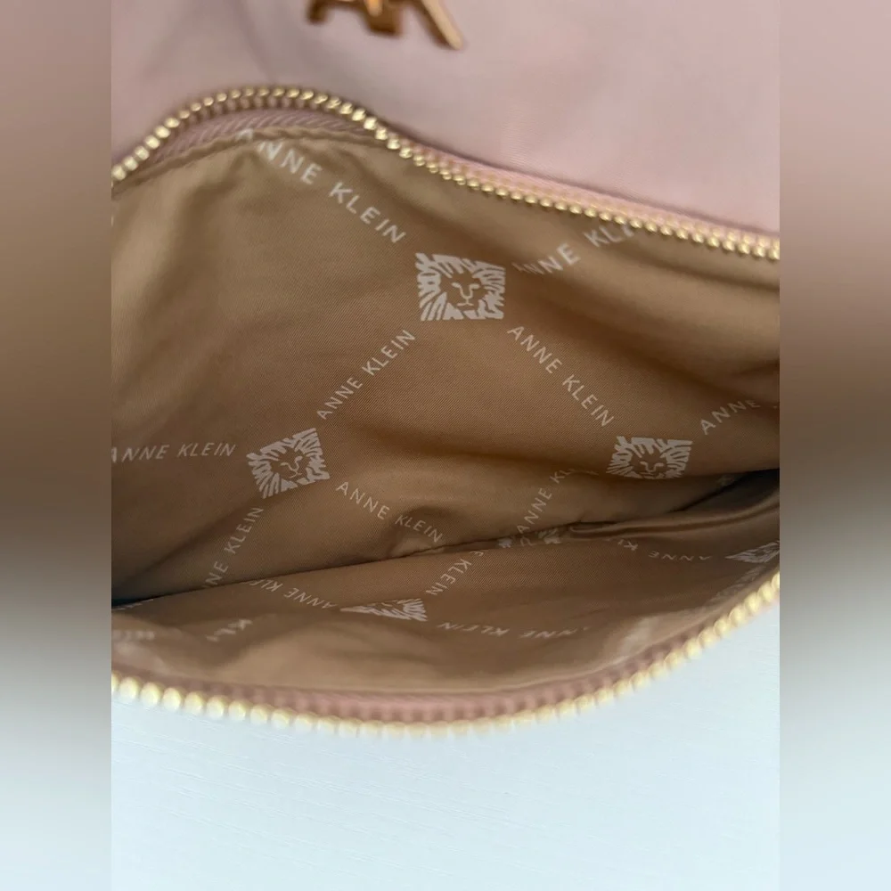 NWT Anne Klein pink large cosmetic / makeup bag with wrist strap - Picture 4 of 5